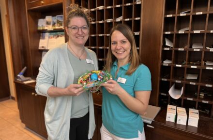 Osterhase zu Besuch im OptimaMed Rehazentrum Raxblick